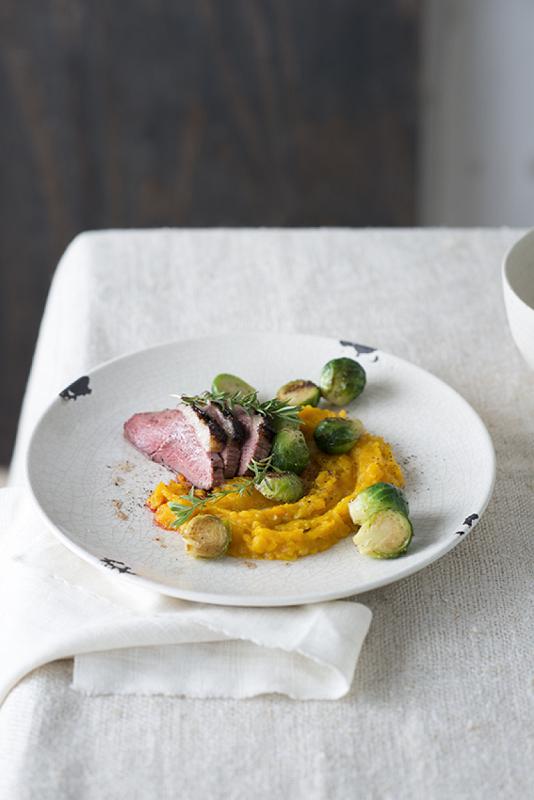 Gemarineerde eendenborst met pompoenpuree en gebakken spruitjes