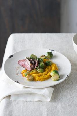 Gemarineerde eendenborst met pompoenpuree en gebakken spruitjes