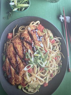 Kip katsu en gebakken linguine met groenten