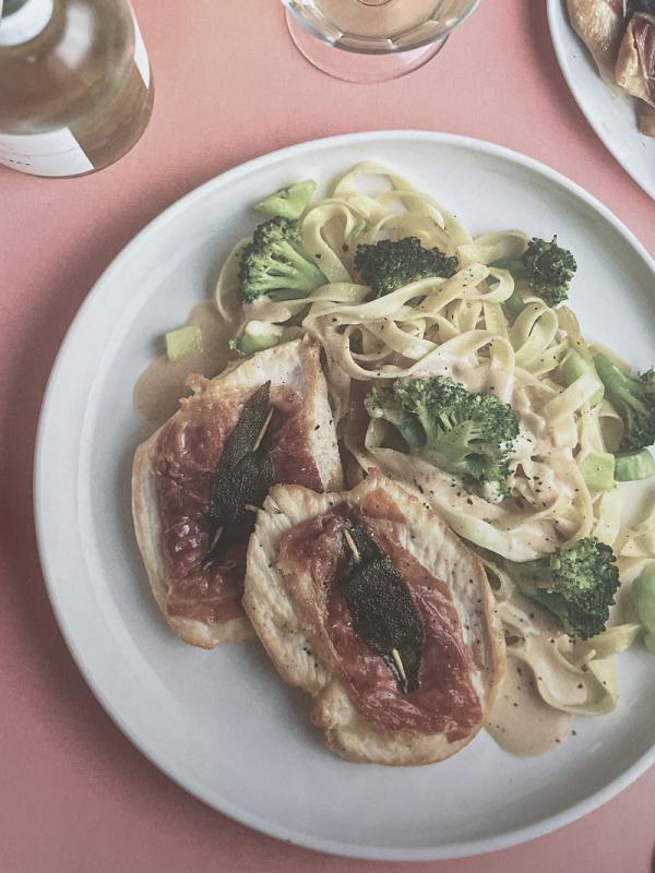Kipsaltimbocca met tagliatelle en broccoli