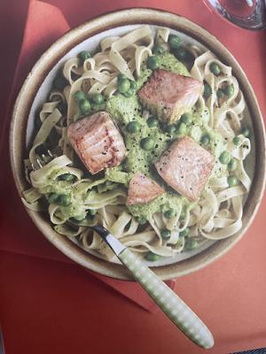 Tagliatelle met erwtjes en gegrilde zalm