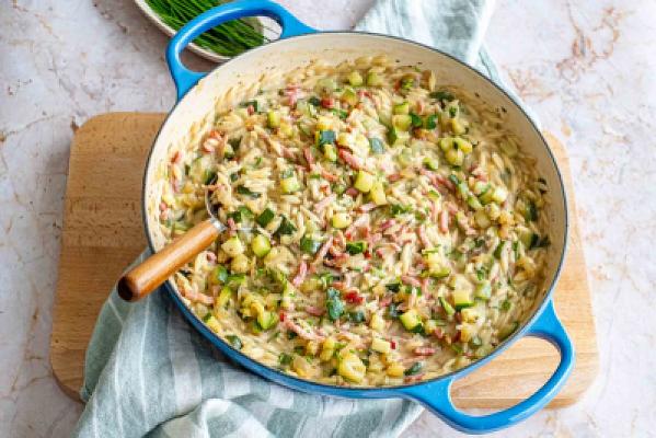Romige orzo met courgette en spekjes