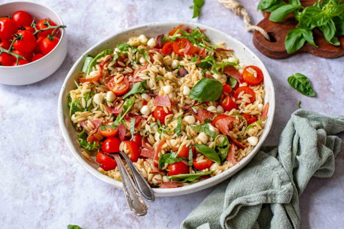 Pasta caprese salade
