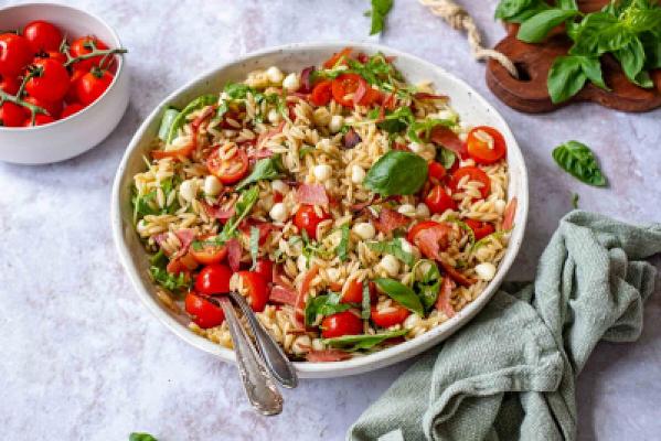 Pasta caprese salade
