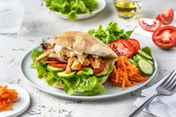 Broodje kipgyros met aioli