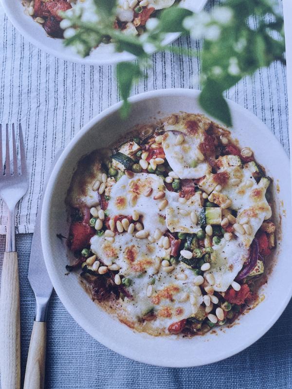 Italiaanse groenteschotel met mozzarella en gedroogde ham