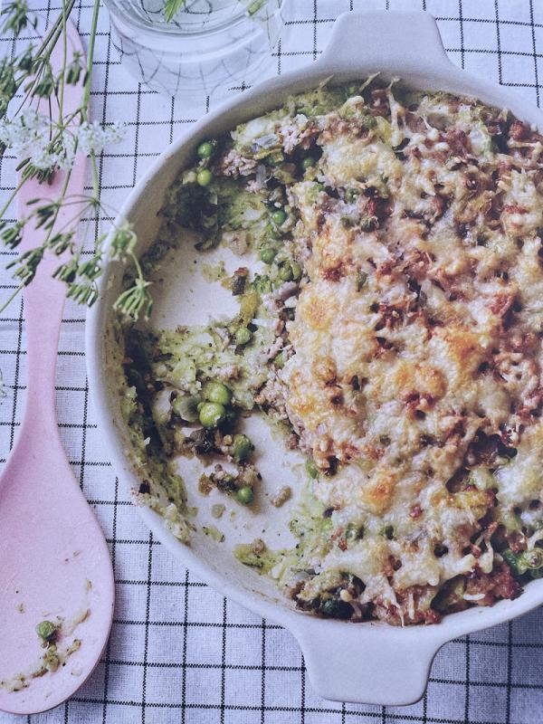 Ovenschotel van broccolipuree, groene groenten en kalfsgehakt