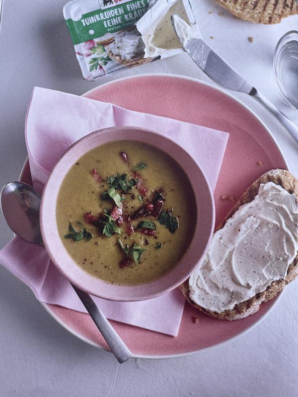 Groentesoep met spekreepjes en toast met verse kaas