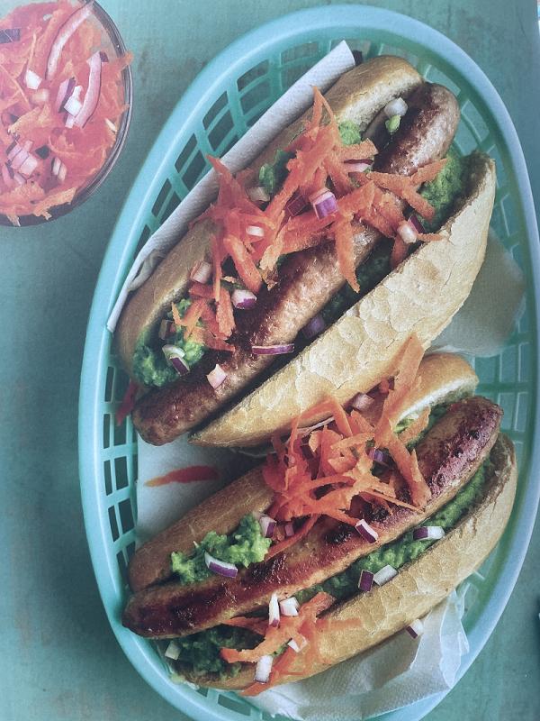 Chipolatahotdogs met guacamole van broccoli