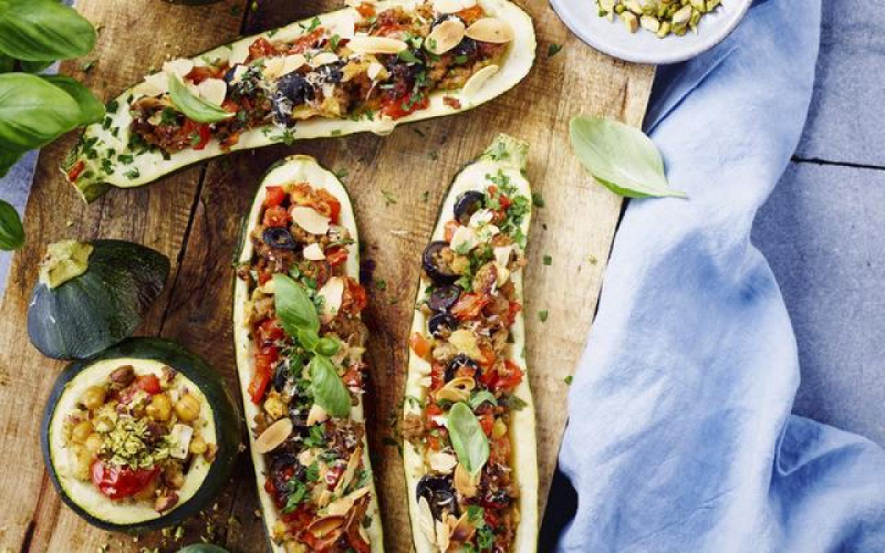 Courgettebootjes met lamsgehakt, oregano en pijnboompitten