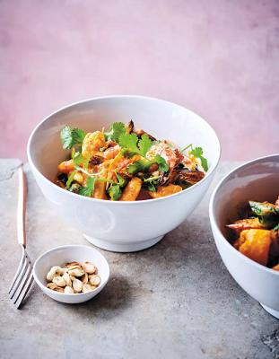 Curry van scampi, zoete aardappel en spinazie