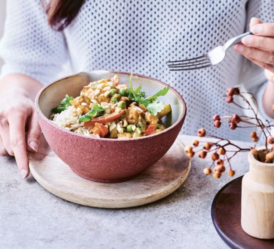Kip in pindasaus met paprika, courgette en erwtjes