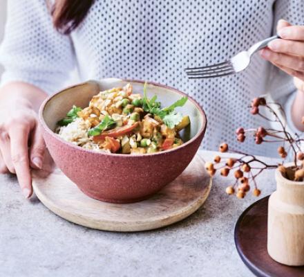 Kip in pindasaus met paprika, courgette en erwtjes