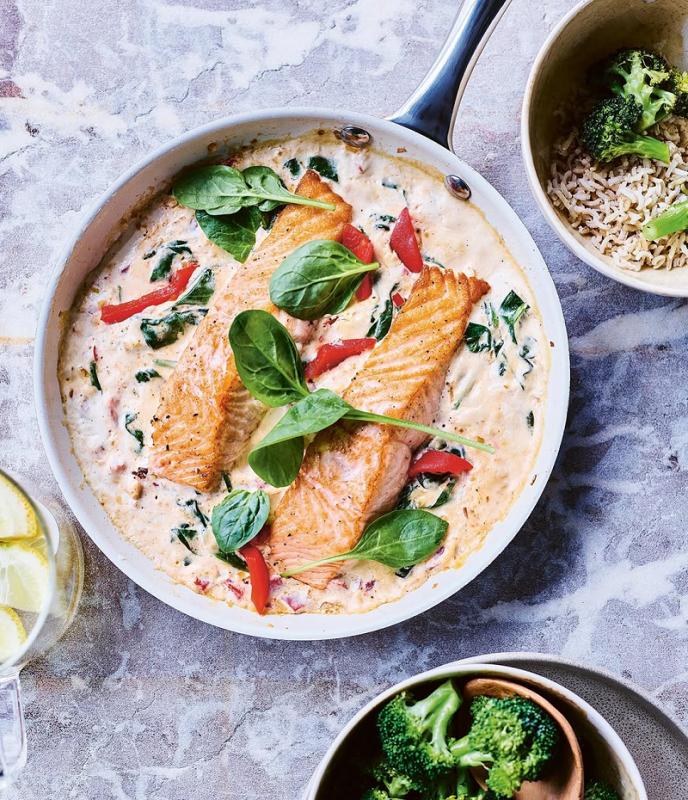 Zalm in een romig sausje van geroosterde paprika en spinazie