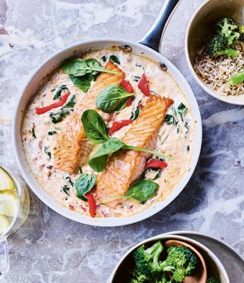 Zalm in een romig sausje van geroosterde paprika en spinazie