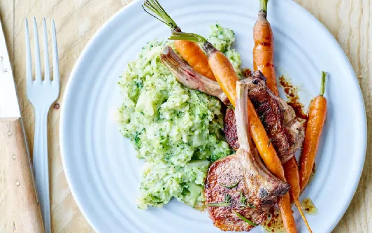 Broccolistoemp met jonge worteltjes en lamskoteletjes