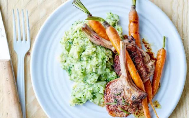 Broccolistoemp met jonge worteltjes en lamskoteletjes